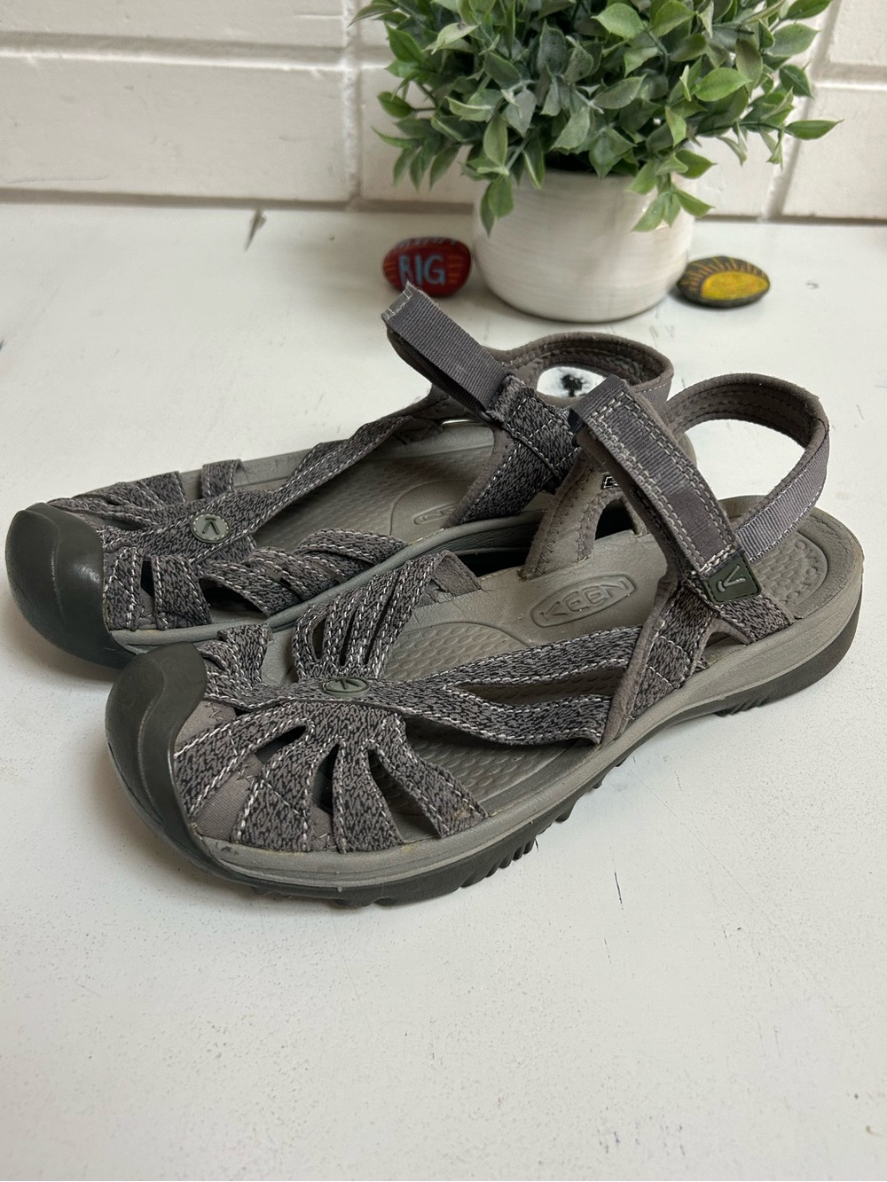 KEEN Rose Sandals Women’s Size 10 Grey Outdoor Hiking Water Shoes Comfort - Picture 8 of 14